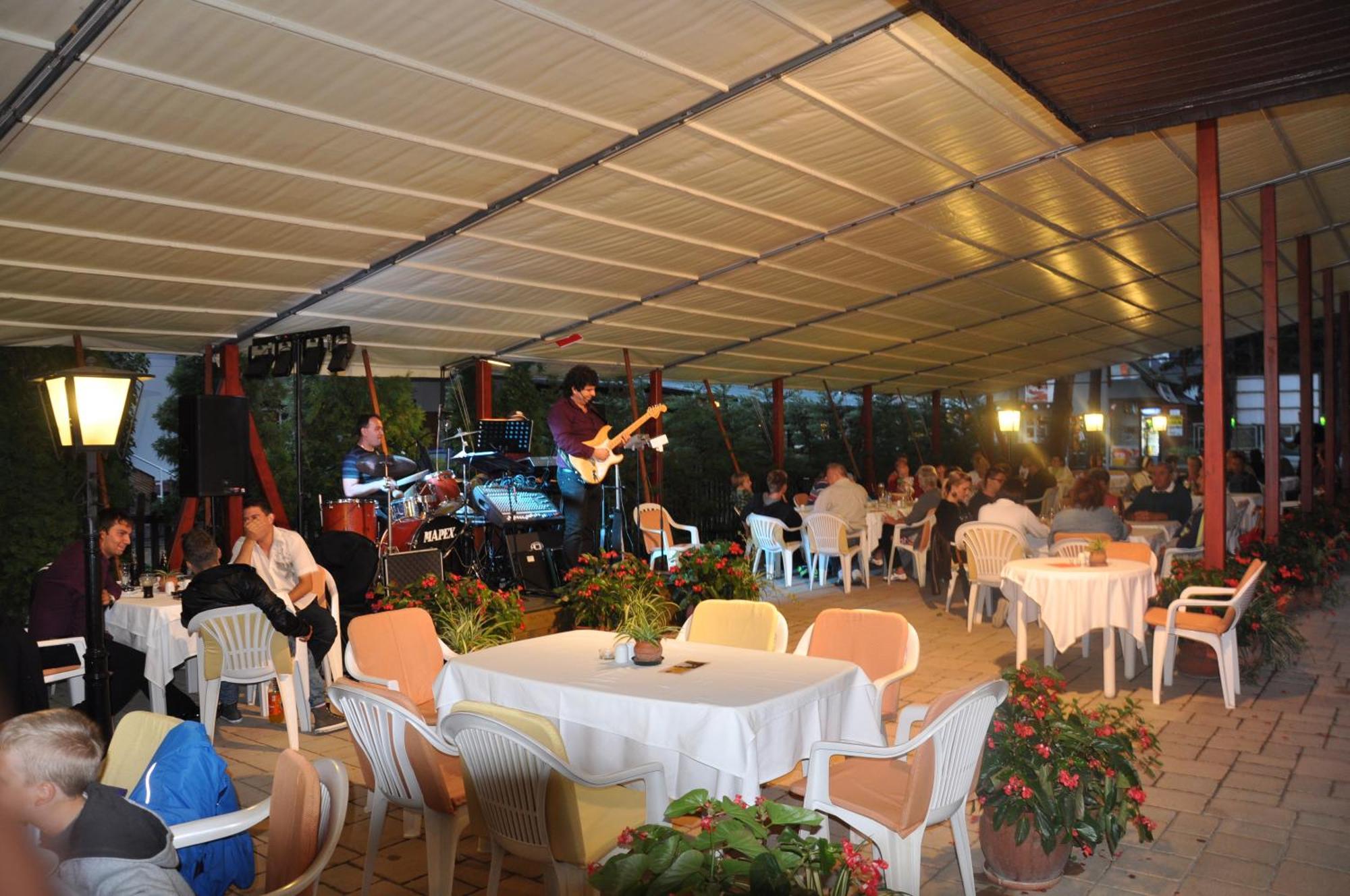 Hotel Melis Balatonlelle Ngoại thất bức ảnh